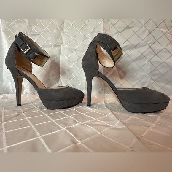 Beautiful Aldo Grey Suede Platform Heels with Gold Metal Accents, Size 9 - Picture 4 of 15